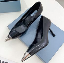 Дизайнерские металлические заостренные туфли на высоких каблуках женский треугольник новый стиль простые модные дамы Ужин Черный сексуальный женский пригородные кожаные туфли с коробкой с коробкой