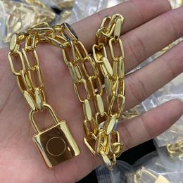 -22SS Carta de diseño 18k Collares chapados en oro Mujeres Retro Bronce Titanio Collar de acero de lujo Diseñador de lujo Joyería Cadena de perlas Colgante Moda de Latón Regalo Alta Calidad