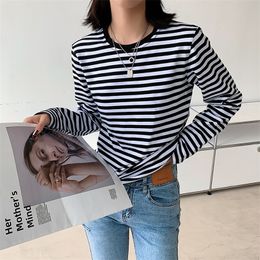 Women Black And White Stripes Casual Tops O Neck Long Sleeve Loose Pullover T-shirt Autumn Fashion Korea Shirt Cotton 220328