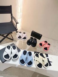 2023 Neue Modedesigner Sandalen luxuriöse Mode Flip-Flops Evening Classic Black mit einem retro-und dennoch raffinierten Vibe-vielseitigen Einteilungsschuhen