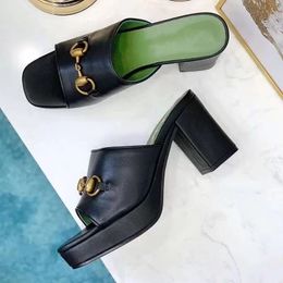 2022 Designer Kalın Çözülmüş Metal Tokalı Yüksek Topuklu Ayakkabılar ve Terlik Beyaz Moda Sandalet Yaz Kadın Ayakkabıları Peri Siyah