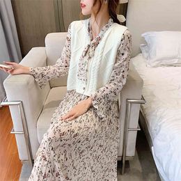 retro chiffon floral dress female long-sleeved autumn dress is thin temperament long skirt lace-up skirt white vest 210412