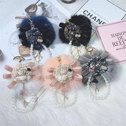 Keychains Korean Creative Camellia Fur Ball Keychain Pearl Chain Bag Pendant Female Car Plush Key Accessory Ring Miri22