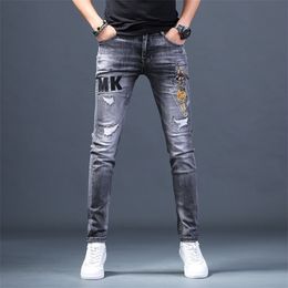 Adolescenti all'ingrosso Jeans uomo ricamati con foro di marca mens estate piedi sottili sottili pantaloni lunghi casual grigio fumo dritto 201111