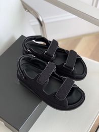 Ciabatte in pelle bianca nera 22c Ciabatte con cinturino Sandali con papà stampati Scarpe da spiaggia con gancio e anello fodera in pelle di pecora importata taglia 35-40 con scatola