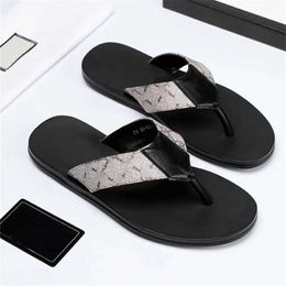 2021 Модные черные мягкие кожаные сандалии мулы Пчелы Слид скользкие пластырь с плоской цепочкой широко