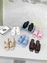 Tasarımcı Lüks Kadın Kaydırıcılar Yumuşak Deri Kabarık Terlik Üst Üçgen Desen Düz Sandalet Botları Üçlü Müthişler Büyük Boy Eğitmenler Elbise Ayakkabı Spor Ayakkabıları 135-43