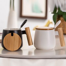 360 ml 12 oz Nordic Neues Design Einfache weiße Schwarz Keramik Kaffeetasse mit Holzgriff Wassertasse für Geschäftsgeschenk Moderne Stil Tassen Inventar Großhandel