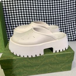 Agujeros sandalias de diseñador para hombres plataforma para mujer engranaje fondo triple espuma negra blanca zapatillas de goma de verano damas gruesas aumentos zapatos controles deslizantes cerca