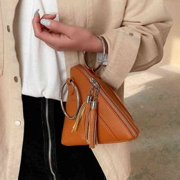 Simple Triangle Pu Leather Wrist Clutch Bag for Women Mini Handbags and Purses Fashion Lron Ring Handle Tassel Chain Design Bags 2205624
