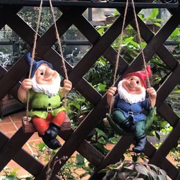 Creative Cute Swing Gnome Garden Decor Statue Resin Dwarfs Hang On Tree ative Pendant Indoor Outdoor Ornament 220721
