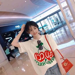 -Diseñador Camisetas de lujo y camiseta de polo 2022 Summer Nuevo estampado de cereza Manga corta Super reducida Casual Unisex Top linda pareja
