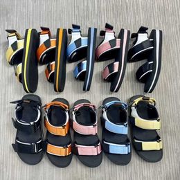 2022 nuovi sandali da donna firmati pantofole traspiranti regolabili sandali piatti da spiaggia all'aperto estivi taglia antiscivolo 35-41