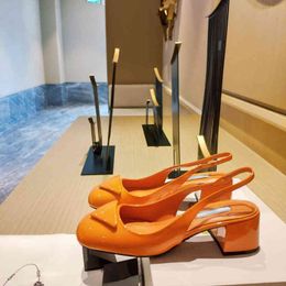 Moda-Nuovo sandalo estivo Scarpe da donna Sandali firmati Tacchi alti Top in pelle di lusso Tacco basso Ladies Work Wedding Party Nero Arancione