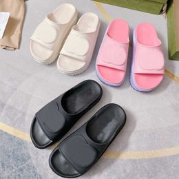 Designers de designer de fundo grosso Moda Moda Sandálias de Casas de borracha macia para mulheres Meninas Pantoufle Miami Summer Summer Beach Shoes Plataforma Slides