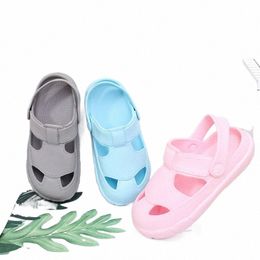 Moda Menino Menina Beach Chinelos Sandálias CROS CRO Verão Dos Desenhos Animados Crianças Sapatos EVA Resistência Respirável Antislip Bebê T200513 M3SC #