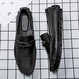 Man Shoes Classic Fashion Italian Style Genuine Leather Men Loafers Slip-On Good Quality Men Luxury Shoes Lightweight Moccasins