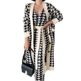 Winter-Damen-Strickset, Kleider und Mantel, Knopf-Design, modischer Trend-Anzug, zweiteiliges Kleid