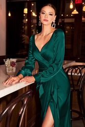 Sexy Slit Front Emerald Green Prom Dresses Women Long Sleeve Special Occasion Gowns V-Neck Simple Plus Size Silk Satin Evening Dress Robe De Soriee