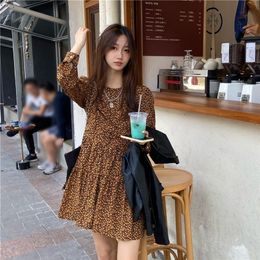 JXMYY Autumn women's clothing Hong Kong style retro waist slimming round neck pleated all-match floral dress 210412