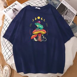 Men's T-Shirts Cottagecore Aesthetic Goblincore Frog Wizard On Mushroom Men T Shirt Soft Short Sleeve Manga Tops Animal Print Man Tee ShirtM