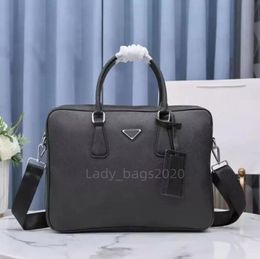Luxury Men Designer BROSCASES Business Bag äkta läder Laptop Crossbody Shoulder Bags Zipper Letter Interior Slot Enkel solid vattentät handväska