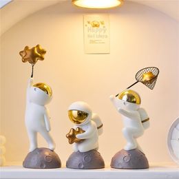 Cute Cartoon Astronaut Statue Character Sculpture Figurine Nordic Home Decoration Living Room Desk Accessories Gift 220329