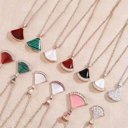 Necklaces Designer Jewelry Fan Shape Divas Dream Necklace Red Green Chalcedony Gold Rose Platinum Chains for Women Trendy Wedding Diamonds Multiple Colors