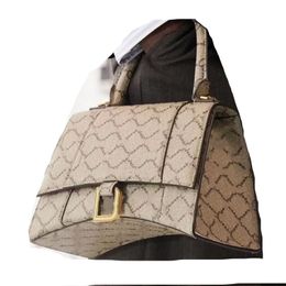 2021 Hot Lady shopping Shoulder Bags Fashion Handbags Women Totes Top quality Cross Body Half Moon Luxury Genuine Leather Classic Retro Purse wallets handle square