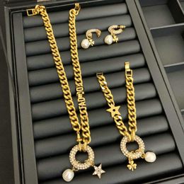 -Designer Mode Diamant Brief Ohrringe Halskette Armband Gold Net Red Messing Damen Geburtstag Hochzeit Paar Geschenk