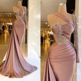 Abiti da ballo Dusty Rose 2022 Designer Sirena Una spalla Maniche lunghe Applique in pizzo Perline Increspato Abiti da sera su misura Formale Ocn Abiti taglie forti