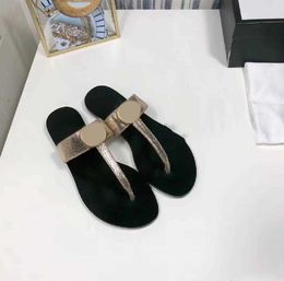 Designer T-shaped Slippers Black Leather Sandals Lady Classic Wear-Resisting Designers Beach Slippers Top Quality Fashion Flat Bottom