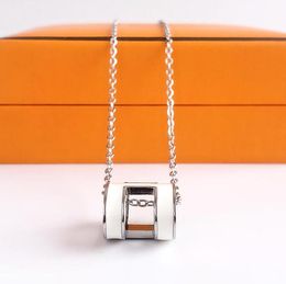 Neue, hochwertige Halskette mit Buchstaben-Anhänger aus Silber für Damen und Herren, Designer-Design, 316L-Edelstahl, Damen-Valentinstag-Geschenk, Kettenlänge 45 cm