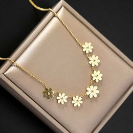 Pendant Necklaces 316L Stainless Steel 2022 Fashion Upscale Jewelry Elegant Daisy 7 Flowers Charms Chain Choker Pendants For Women