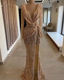 Vestidos de baile de lantejoulas brilhantes de manga longa Sexy High Slit V Neck Mermaid Gold Gold Dubai Mulheres formais de noite vestidos 2022