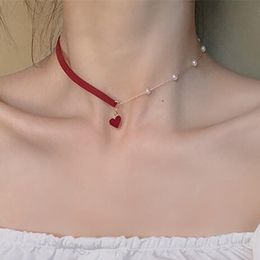 Collana da donna con temperamento semplice e perla a cuore rosso. Collana da donna di moda