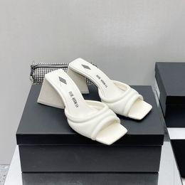 Die Attico Devon Sandaletten, weiße Hausschuhe, Lab-Leder, Blockabsatz-Pantoletten, High-Heels-Schuhe, Slip-on-Slides, offene Zehenschuhe für Damen, Luxus-Designer-Fabrikschuhe