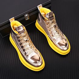 Scarpe casual da uomo con borchie e strass con borchie di alta qualità del nuovo designer Scarpe casual da uomo di tendenza per il tempo libero maschile Oro argento