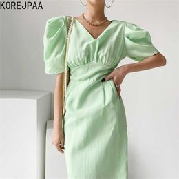 Korejpaa Women Dress Summer Ladies French Elegant Mint Green V-Neck Pleated Waist Mid-Length Puff Sleeve Hip Slits Vestidos 210526