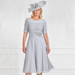 Light Gray A Line Mother of the Bride Dresses Bateau Neck Appliqued Evening Gowns With Short Sleeves Chiffon Knee Length Pleated Wedding Guest Dress