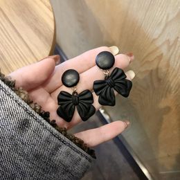 Clip-on & Screw Back Korean Winter Big Resin Bowknot Ear Clip Earrings No Piercing Hepburn Style Retro Temperament Black Bow Earring FemaleC