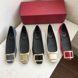 -Sandalen [Dongguan Factory hat keine Qualität auf dem Markt] Klassische RV Square Schnalle Flache Schuhe Frühlings-Leder-Kopf Single für Frauen