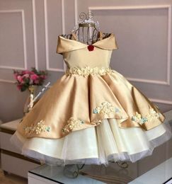 Sparkly Gold 2022 Flower Girl Dresses For Off the Shoulder Strap Floral golvlängd med Big Bow Baby Wedding Guest Dress