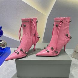 Pembe moda ayak bileği botları en kaliteli cagole saplama tokası süslemeli% 100 deri yan fermuar yüksek topuklu ayakkabılar tasarımcılar 9cm stiletto topuk kadın motosiklet bot 35-42