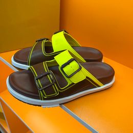 Luxo Designer Men Slippers Treinador Mule Verão Moda ao ar livre fivelas de fivelas de couro metálico Sandália Slides de praia Tamanho 38-45 com caixa