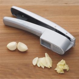 New Cocina 2 In 1 Garlic Press And Slicer Die Cast Non-stick Coating Kitchen Gadgets Ginger Crusher Peeler Garlics Chopper Ricer 210318