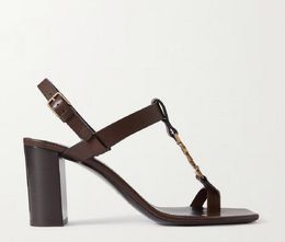 Роскошные дизайны Lady's Sandals Женщины Flats обувь женщина идеальная платформа сандалия лодыжки для лодыжки обувь черный патент Cassandra Leather Sandals 35-41