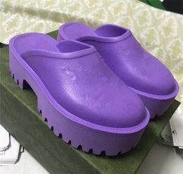 2022 lastest Brand Perforated Slippers Men Women Platform Designer Sandals Wedge Rubber Cut-out Slide Transparent Materials Fashionable Beach Flats Shoes