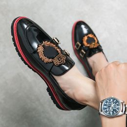 Высококачественные мокасины Мужская обувь Искусственная кожа Повседневная мода Круглый носок Ежедневная вечеринка Двойная пряжка Вышивка Тенденция Джентльмен Деловая обувь DH955