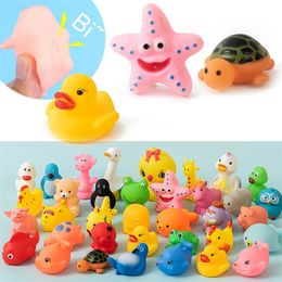 110 Pcsset Baby Cute Animals Bath Toy Swimming Water Toys Soft Rubber Float Squeeze Sound Kids Wash Play Funny Gift 220531